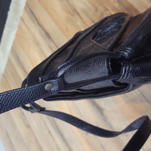 Vintage Black Tooled Floral Leather(?) Adjustable Strap Roomy Crossbody - Picture 10 of 16